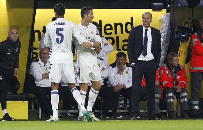 Cristian Ronaldo (Real Madrid) (M) celebrates scoring the 1:0 goal with Raphael Varane (Real Madrid) (L) and Head coach Zinedine Zidane during the championsleague match between Borussia Dortmund and Real Madrid, Signal Iduna Park in Dortmund on September 27., 2016. Borussia Dortmund vs. Real Madrid in der Gruppenphase der Championsleague in der Saison 2016 2017 am 27. September 2016.