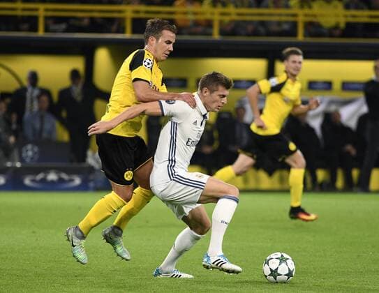 Signal-Iduna Arena Dortmund, 27.9.2016, Champions League Saison 2016 17, Vorrunde, 2. Spieltag - Borussia Dortmund (BVB) vs. Real Madrid --- Mario Götze (Goetze) (BVB), Toni Kroos (Madrid)