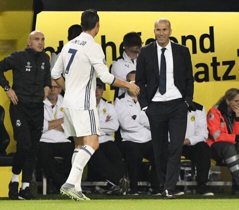 Signal-Iduna Arena Dortmund, 27.9.2016, Champions League Saison 2016 17, Vorrunde, 2. Spieltag - Borussia Dortmund (BVB) vs. Real Madrid --- Christiano Ronaldo (Madrid) freut sich mit Trainer Zinedine Zidane (Real Madrid)