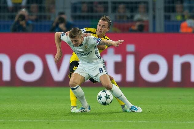 Dortmund, Germany 27.09.2016, UEFA Champions League - 2016 17 Season, Group F - Matchday 2, BV Borussia Dortmund - Real Madrid, Toni Kroos (Real Madrid) gegen Mario Goetze (BVB) ( DeFodi001