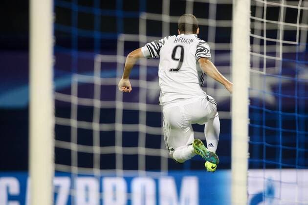 SOCCER - CL, Zagreb vs Juventus ZAGREB,CROATIA,27.SEP.16 - SOCCER - UEFA Champions League, group stage, GNK Dinamo Zagreb vs Juventus Turin. Image shows the rejoicing of Gonzalo Higuain (Juventus). GEPAxpictures xMaticxKlansek