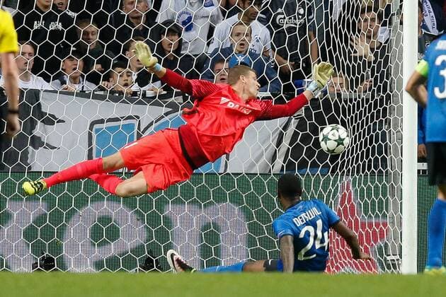 Bilder des Tages - SPORT Club s Stefano Denswil scores an own goal during a soccer game between Danish club F.C. Kobenhavn and Belgian team Club Brugge KV in Copenhagen, Denmark, Tuesday 27 September 2016, the second game in the group stage of the UEFA Champions League competition, in group G. BRUNOxFAHY  x04941955x