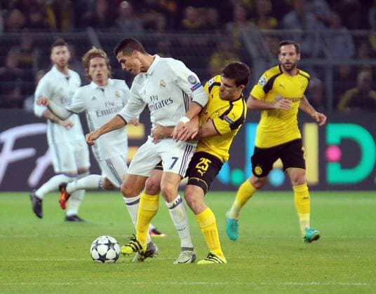 27.09.2016, xovx, Fussball UEFA Champions League, Borussia Dortmund - Real Madrid, emspor emonline, v.l. Christiano Ronaldo (Real Madrid), Sokratis (Borussia Dortmund), Aktion. Dortmund