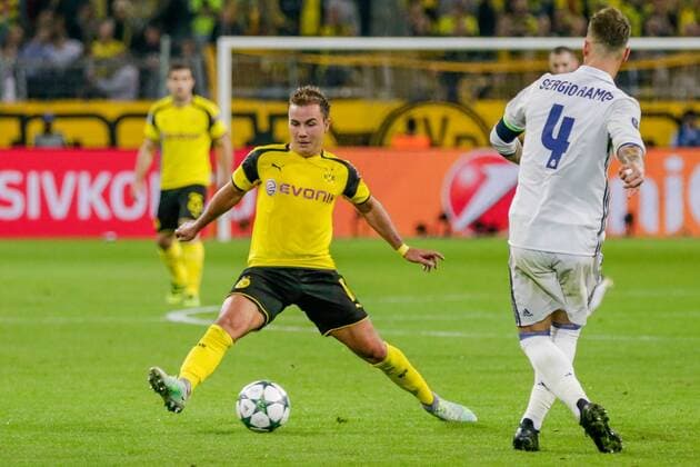 GER, Champions League, Borussia Dortmund vs Real Madrid 27.09.2016, Signal Iduna Park, Dortmund, GER, Champions League, Borussia Dortmund vs Real Madrid, im Bild picture shows Mario Götze Goetze (BVB Dortmund 10), SERGIO RAMOS (Real Madrid 4), Foto@ nordphoto Rauch nordphotox xrauch