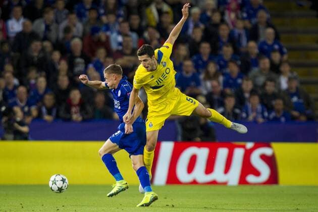 27.09.2016. King Power Stadium, Leicester, England. UEFA Champions League Football. Leicester City versus FC Porto. Ivan Marcano of FC Porto and Jamie Vardy of Leicester City clash for a long ball. xGrahamxWilsonx  ActionPlus11793864