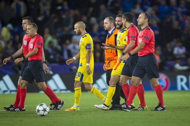 27.09.2016. King Power Stadium, Leicester, England. UEFA Champions League Football. Leicester City versus FC Porto. Referee Cuneyt Cakir is harangued at the half-time whistle by players of Porto. xGrahamxWilsonx  ActionPlus11793874