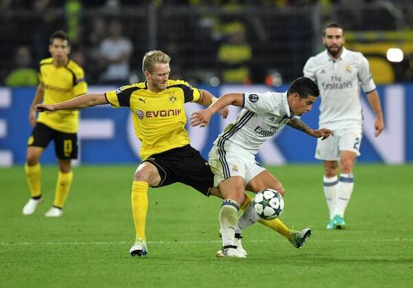 27.09.2016, Fussball UEFA Champions League 2016 17, Vorrunde, 2. Spieltag, Borussia Dortmund - Real Madrid, Andre Schuerrle, Andre Schürrle (Borussia Dortmund), li., gegen James Rodriguez (Real Madrid)