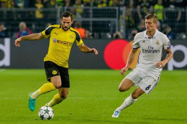 GER, Champions League, Borussia Dortmund vs Real Madrid 27.09.2016, Signal Iduna Park, Dortmund, GER, Champions League, Borussia Dortmund vs Real Madrid, im Bild picture shows Gonzalo Castro (BVB Dortmund 27), Toni KROOS (Real Madrid 8), Foto@ nordphoto Rauch nordphotox xrauch