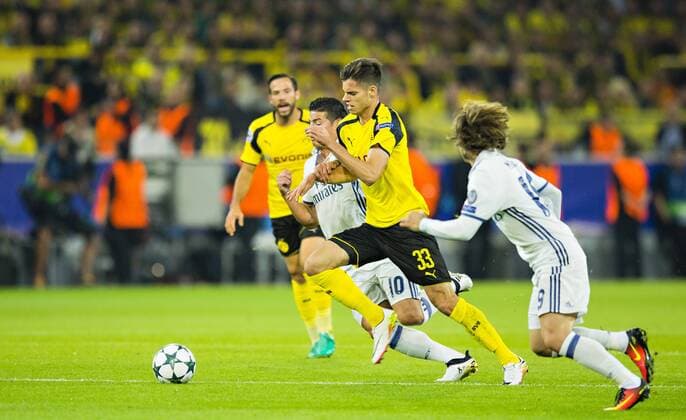Dortmund, 27.09.2016, Signal-Iduna-Park Julian Weigl (BvB), James Rodriguez (Real), Luka Modric (Real) Borussia Dortmund - Real Madrid