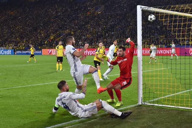 27.09.2016, Fussball UEFA Champions League 2016 17, Vorrunde, 2. Spieltag, Borussia Dortmund - Real Madrid, Tor Real, Karim Benzema (Real Madrid), 2. v.li., trifft nur die Torlatte und hinten staubt Raphael Varane (Real Madrid) zum 1:2 ab.