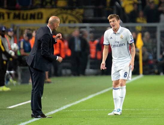 27.09.2016, xovx, Fussball UEFA Champions League, Borussia Dortmund - Real Madrid, emspor emonline, v.l. Trainer Zinedine Zidane (Real Madrid), Toni Kroos (Real Madrid), Freisteller. Dortmund