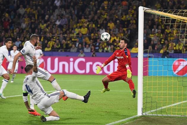 Themen der Woche - SPORT Bilder des Tages - SPORT Fußball Champions League Gruppenphase 2. Spieltag Borussia Dortmund - Real Madrid am 27.09.2016 im Signal Iduna Park in Dortmund Karim Benzema ( Madrid ), links - Roman Bürki ( Dortmund ), rechts - Sergio Ramos ( Madrid ), vorne xRx