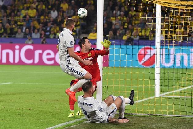 Fußball Champions League Gruppenphase 2. Spieltag Borussia Dortmund - Real Madrid am 27.09.2016 im Signal Iduna Park in Dortmund Karim Benzema ( Madrid ), links - Roman Bürki ( Dortmund ), rechts - Sergio Ramos ( Madrid ), vorne xRx