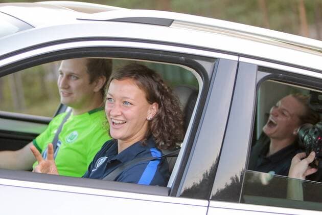 Almuth Schult mit den fanreportern im Touareg, hinten rechts lacht Alexandra Popp, Fussball, Bundesliga, VfL Wolfsburg Fahrevent, xtgx