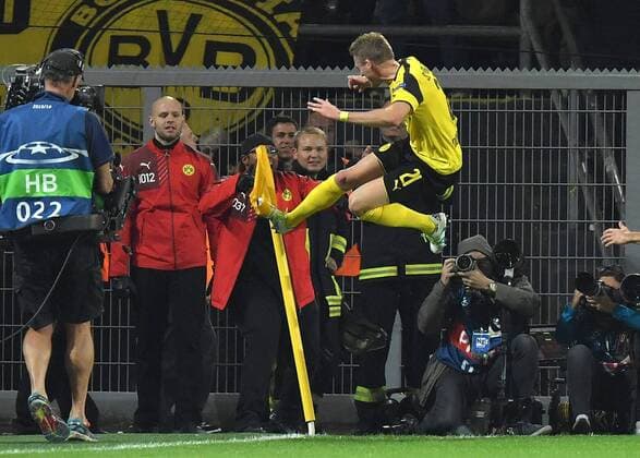 Bilder des Tages - SPORT 27.09.2016, Fussball UEFA Champions League 2016 17, Vorrunde, 2. Spieltag, Borussia Dortmund - Real Madrid, Andre Schuerrle, Andre Schürrle (Borussia Dortmund) Jubelsprung an die Eckfahne