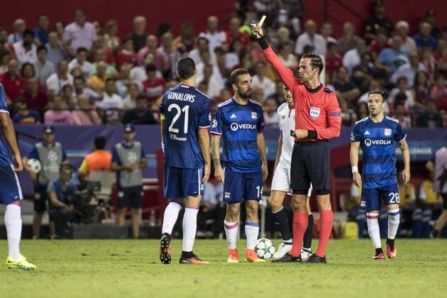 Fußball, CL, FC Sevilla - Olympique Lyon September 27, 2016 - Seville, Spain - Maxime Gonalons of Olympique Lyonnais (L ) receives a yellow card during the UEFA Champions League Group H soccer match between Sevilla FC and Olympique Lyonnais at Estadio Ramon Sanchez Soccer 2016 - Sevilla FC vs Olympique Lyonnais - ZUMAa142