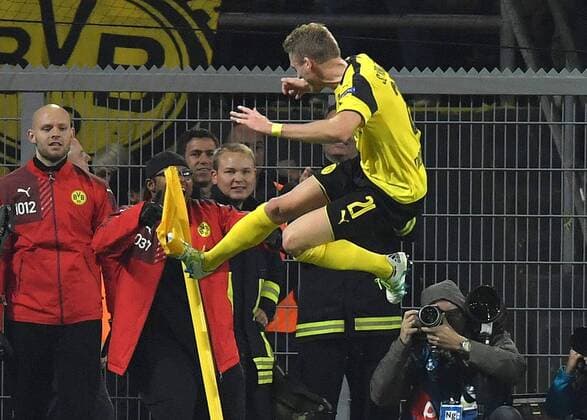 27.09.2016, Fussball UEFA Champions League 2016 17, Vorrunde, 2. Spieltag, Borussia Dortmund - Real Madrid, 02 Andre Schuerrle, Andre Schürrle (Borussia Dortmund) Jubelsprung an die Eckfahne