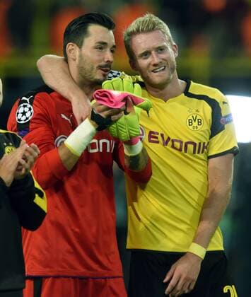 Championsleague: Borussia Dortmund - Real Madrid 27.09.2016. Torwart Roman Bürki (li.) und Andre Schürrle (beide BvB) nach dem Schlußpfiff vor dem Fanblock. HM
