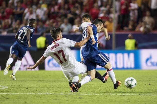 Fußball, CL, FC Sevilla - Olympique Lyon September 27, 2016 - Seville, Spain - Pablo Sarabia of Sevilla (L ) fights for the ball during the UEFA Champions League Group H soccer match between Sevilla FC and Olympique Lyonnais at Estadio Ramon Sanchez Soccer 2016 - Sevilla FC vs Olympique Lyonnais - ZUMAa142