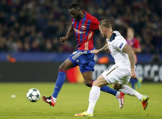 MOSCOW, RUSSIA - SEPTEMBER 27, 2016: CSKA Moscow s Lacina Traore (L) and Tottenham Hotspur s Kieran Trippier struggle for the ball in their 2016 17 UEFA Champions League Group Stage football match at the Arena CSKA stadium. CSKA Moscow won the game 3:2. Mikhail Japaridze TASS  TS032988