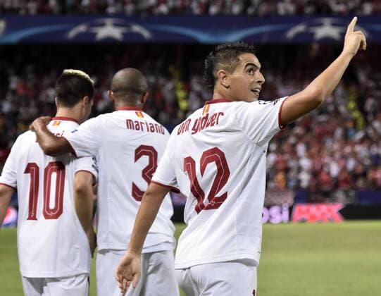 Sevilla s French striker Ben Yedder (R) celebrates a goal aganinst Olympique Lyon during the UEFA Champions League group H soccer match between Sevilla FC and Olympique Lyon played at Sanchez Pizjuan stadium in Seville, Andalusia, Spain, 27 September 2016. SEVILLA VS OLYMPIQUE LYON !ACHTUNG: NUR REDAKTIONELLE NUTZUNG!  SEV001 20160927-636106152722779528