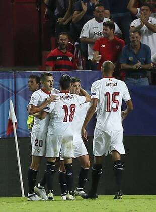 Sevilla s players celebrate a goal by French striker Ben Yedder aganinst Olympique Lyon during the UEFA Champions League group H soccer match between Sevilla FC and Olympique Lyon played at Sanchez Pizjuan stadium in Seville, Andalusia, Spain, 27 September 2016. SEVILLA VS OLYMPIQUE LYON !ACHTUNG: NUR REDAKTIONELLE NUTZUNG!  SEV001 20160927-636106153348959514