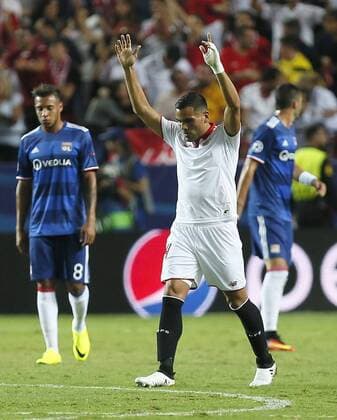 Sevilla s Argentinian striker Gabriel Mercado celebrates a goal by French striker Ben Yedder aganinst Olympique Lyon during the UEFA Champions League group H soccer match between Sevilla FC and Olympique Lyon played at Sanchez Pizjuan stadium in Seville, Andalusia, Spain, 27 September 2016. SEVILLA VS OLYMPIQUE LYON !ACHTUNG: NUR REDAKTIONELLE NUTZUNG!  SEV001 20160927-636106154655295140