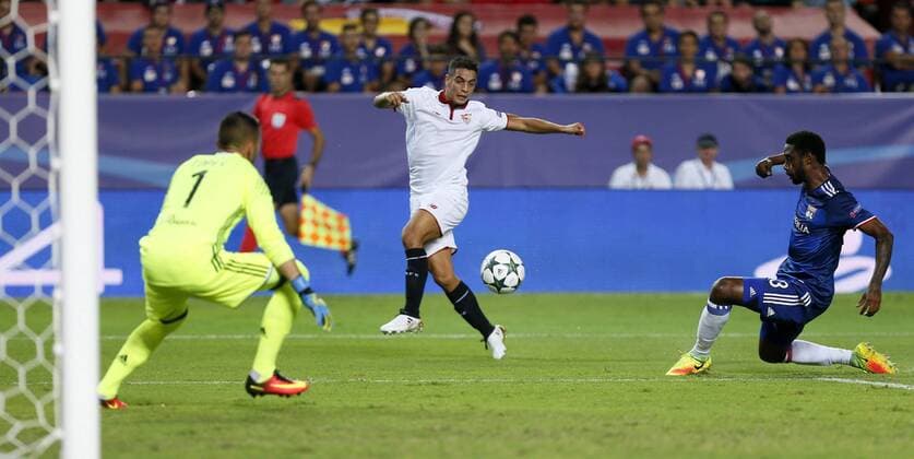 Sevilla s Argentinian striker Luciano Vietto (C) tries to score a goal to Olympique Lyon s goalkeeper Anthony Lopes (L) during the UEFA Champions League group H soccer match between Sevilla FC and Olympique Lyon played at Sanchez Pizjuan stadium in Seville, Andalusia, Spain, 27 September 2016. SEVILLA VS OLYMPIQUE LYON !ACHTUNG: NUR REDAKTIONELLE NUTZUNG!  SEV001 20160927-636106157811449526