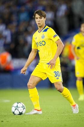 27.09.2016. King Power Stadium, Leicester, England. UEFA Champions League Football. Leicester City versus FC Porto. Oliver Torres of FC Porto on the ball. xGrahamxWilsonx  ActionPlus11793892
