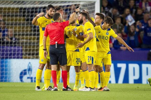 27.09.2016. King Power Stadium, Leicester, England. UEFA Champions League Football. Leicester City versus FC Porto. FC Porto players surround the referee after a contentious decision. xGrahamxWilsonx  ActionPlus11793893