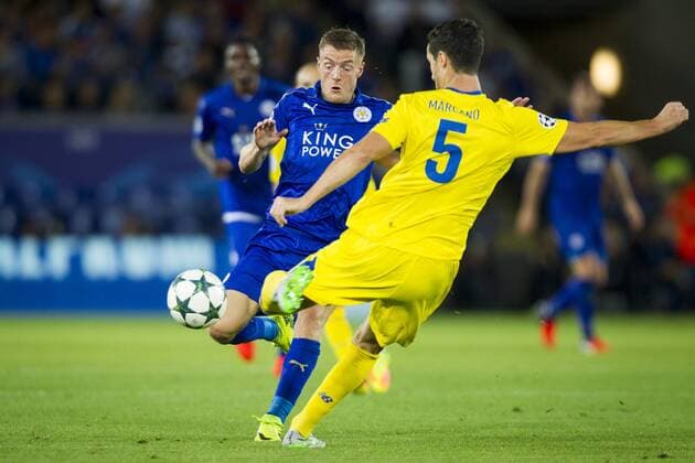 27.09.2016. King Power Stadium, Leicester, England. UEFA Champions League Football. Leicester City versus FC Porto. Ivan Marcano of FC Porto clears the ball under pressure from Jamie Vardy of Leicester City. xGrahamxWilsonx  ActionPlus11793896