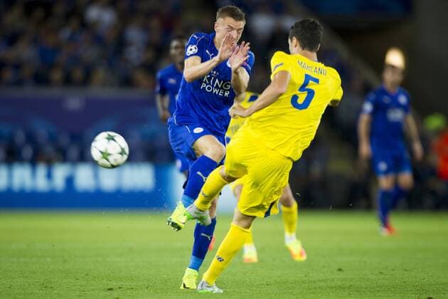 27.09.2016. King Power Stadium, Leicester, England. UEFA Champions League Football. Leicester City versus FC Porto. Jamie Vardy of Leicester City shields himself from a clearance by Ivan Marcano of FC Porto. xGrahamxWilsonx  ActionPlus11793897