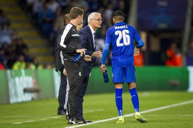 27.09.2016. King Power Stadium, Leicester, England. UEFA Champions League Football. Leicester City versus FC Porto. Riyad Mahrez receives instructions from Leicester City Manager Claudio Ranieri. xGrahamxWilsonx  ActionPlus11793910