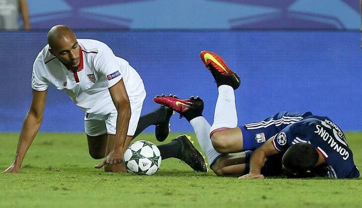 Sevilla s French midfielder Steven N Zonzi (L) fights for the ball against Olympique Lyon s midfielder Maxime Gonalons during the UEFA Champions League group H soccer match between Sevilla FC and Olympique Lyon played at Sanchez Pizjuan stadium in Seville, Andalusia, Spain, 27 September 2016. SEVILLA VS OLYMPIQUE LYON !ACHTUNG: NUR REDAKTIONELLE NUTZUNG!  SEV001 20160927-636106160301489602
