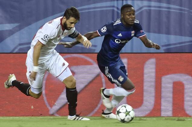 Sevilla s defense Nicolas Martin Pareja (L) fights for the ball with Olympique Lyon s striker Gnaly Cornet during the UEFA Champions League group H soccer match between Sevilla FC and Olympique Lyon played at Sanchez Pizjuan stadium in Seville, Andalusia, Spain, 27 September 2016. SEVILLA VS OLYMPIQUE LYON !ACHTUNG: NUR REDAKTIONELLE NUTZUNG!  SEV001 20160927-636106162818673330