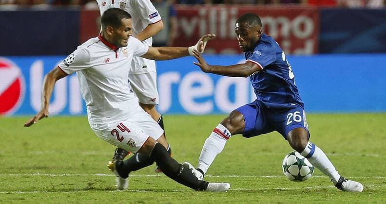 Sevilla s Argentinian defense Gabriel Mercado (L) fights for the ball with Olympique Lyon s midfielder Aldo Kalulu during the UEFA Champions League group H soccer match between Sevilla FC and Olympique Lyon played at Sanchez Pizjuan stadium in Seville, Andalusia, Spain, 27 September 2016. SEVILLA VS OLYMPIQUE LYON !ACHTUNG: NUR REDAKTIONELLE NUTZUNG!  SEV001 20160927-636106163492740688