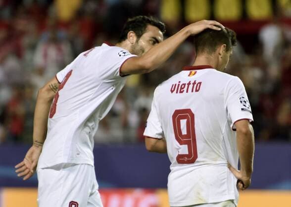 Sevilla s midfielder Vicente Iborra (L) comforts his teammate Victor Machin Vitolo after missing a penalty during the UEFA Champions League group H soccer match between Sevilla FC and Olympique Lyon played at Sanchez Pizjuan stadium in Seville, Andalusia, Spain, 27 September 2016. SEVILLA VS OLYMPIQUE LYON !ACHTUNG: NUR REDAKTIONELLE NUTZUNG!  SEV001 20160927-636106166825949954
