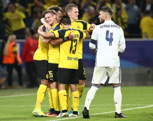 Dienstag 27.09.2016, Saison 2016 2017, UEFA Champions League, Vorrunde Gruppenphase, 2. Spieltag im Dortmunder Signal Iduna Park, BVB 09 Borussia Dortmund - Real Madrid CF 2:2, Dortmunder Torjubel zum 1:1: Lukasz Piszczek (BVB) mit Pierre-Emerick Aubameyang (BVB), Raphael Guerreiro (BVB), Matthias Ginter (BVB), Sergio Ramos (Madrid), v.l.