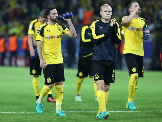 Dienstag 27.09.2016, Saison 2016 2017, UEFA Champions League, Vorrunde Gruppenphase, 2. Spieltag im Dortmunder Signal Iduna Park, BVB 09 Borussia Dortmund - Real Madrid CF 2:2, Jubel der Dortmunder Spieler nach Abpfiff: Gonzalo Castro (BVB) und Sebastian Rode (BVB), v.l.