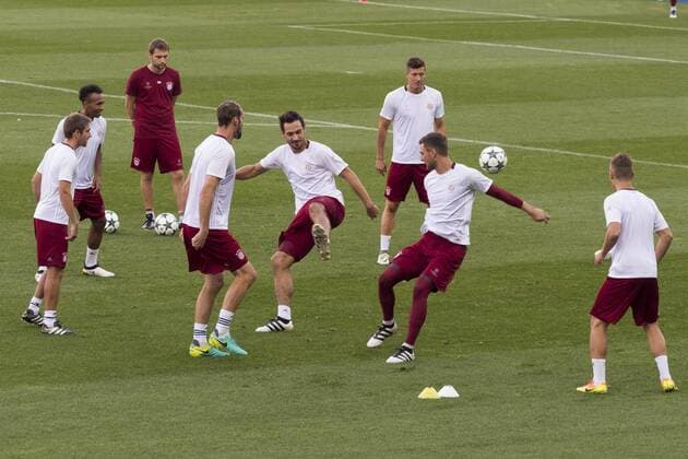 September 27, 2016 - Madrid, Spain - Bayern Munich s players attend a training session at the Vicente Calderon stadium in Madrid on September 27, 2016 on the eve of their UEFA Champions league match against Atletico de Madrid. FC Bayern Muenchen Training Session and press conference PK Pressekonferenz  - ZUMAn230