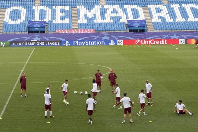 September 27, 2016 - Madrid, Spain - Bayern Munich s players attend a training session at the Vicente Calderon stadium in Madrid on September 27, 2016 on the eve of their UEFA Champions league match against Atletico de Madrid. FC Bayern Muenchen Training Session and press conference PK Pressekonferenz  - ZUMAn230