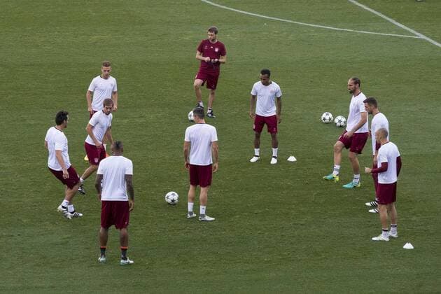 September 27, 2016 - Madrid, Spain - Bayern Munich s players attend a training session at the Vicente Calderon stadium in Madrid on September 27, 2016 on the eve of their UEFA Champions league match against Atletico de Madrid. FC Bayern Muenchen Training Session and press conference PK Pressekonferenz  - ZUMAn230