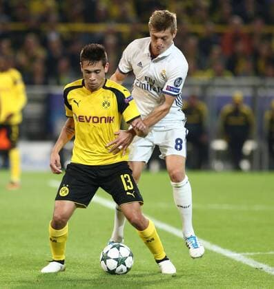 Dienstag 27.09.2016, Saison 2016 2017, UEFA Champions League, Vorrunde Gruppenphase, 2. Spieltag im Dortmunder Signal Iduna Park, BVB 09 Borussia Dortmund - Real Madrid CF 2:2, Raphael Guerreiro (BVB) gegen Toni Kroos (Madrid), v.l.