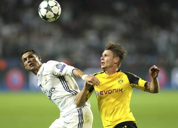 Foto: Cristiano Ronaldo (Real) gegen Lukasz Piszczek , rechts Fussball - Championsleague am Di. 27.09.2016 Gruppenphase, Borussia Dortmund - Real Madrid 2 - 2