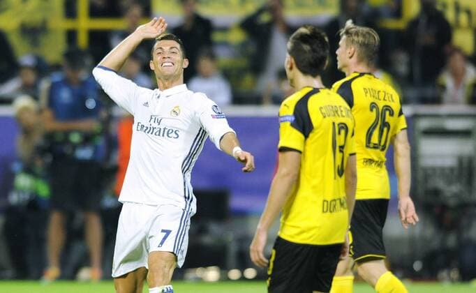 Fussball, UEFA Champions League, Herren, Saison 2016 2017, Gruppe F, 2. Spieltag, Signal Iduna Park Dortmund, Bor. Dortmund (gelb) - Real Madrid (weiss) 2:2; Cristiano Ronaldo (Real Madrid) beschwert sich über das nicht anerkannte Tor, daneben Raphael Guerreiro (BVB), Lukasz Piszczek (BVB), Aktion.