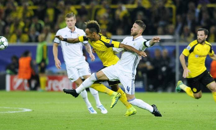 Fussball, UEFA Champions League, Herren, Saison 2016 2017, Gruppe F, 2. Spieltag, Signal Iduna Park Dortmund, Bor. Dortmund (gelb) - Real Madrid (weiss) 2:2; Pierre-Emerick Aubameyang (BVB), Sergio Ramos (Real Madrid), Aktion.