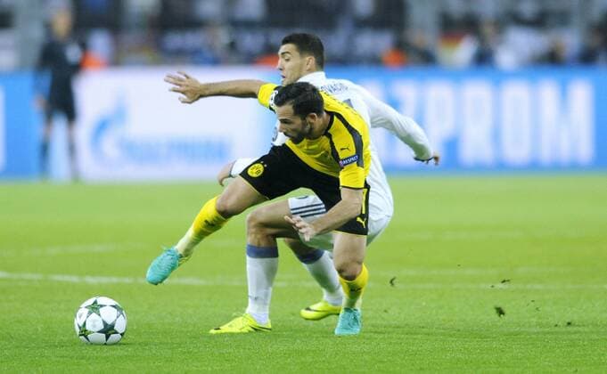 Fussball, UEFA Champions League, Herren, Saison 2016 2017, Gruppe F, 2. Spieltag, Signal Iduna Park Dortmund, Bor. Dortmund (gelb) - Real Madrid (weiss) 2:2; Gonzalo Castro (BVB), Mateo Kovacic (Real Madrid), Aktion.