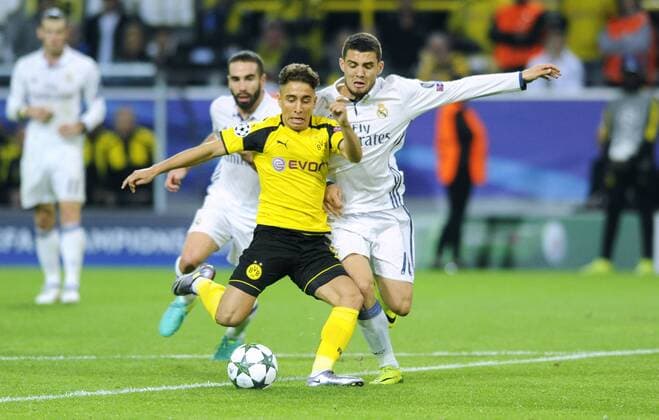 Fussball, UEFA Champions League, Herren, Saison 2016 2017, Gruppe F, 2. Spieltag, Signal Iduna Park Dortmund, Bor. Dortmund (gelb) - Real Madrid (weiss) 2:2; Emre Mor (BVB), Mateo Kovacic (Real Madrid), Dani Caravajal (Real Madrid), Aktion.