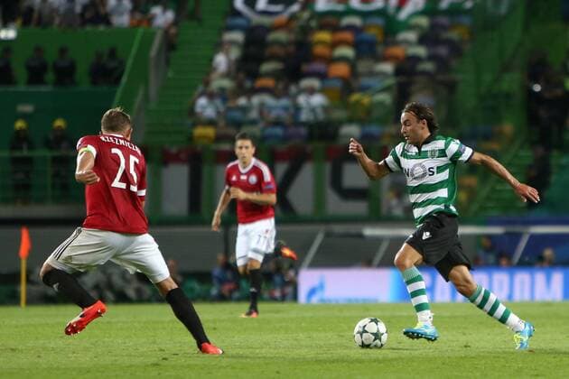 Fußball, CL, Sporting Lissabon - Legia Warschau September 27, 2016 - Lisbon, Portugal - Sporting s midfielder Lazar Markovic vies with Legia Warsaw s defender Jakub Rzezniczak during the UEFA Champions League group F football match between Sporting CP and Legia Warsaw at Alvalade stadium in Lisbon, on September 27, 2016. Photo: Sporting Clube de Portugal v Legia Warszawa - UEFA Champions League  - ZUMAn230