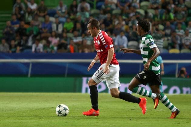 Fußball, CL, Sporting Lissabon - Legia Warschau September 27, 2016 - Lisbon, Portugal - Legia Warsaw s midfielder Miroslav Radovic vies with Sporting s forward Gelson Martins (R ) during the UEFA Champions League group F football match between Sporting CP and Legia Warsaw at Alvalade stadium in Lisbon, on September 27, 2016. Sporting Clube de Portugal v Legia Warszawa - UEFA Champions League  - ZUMAn230